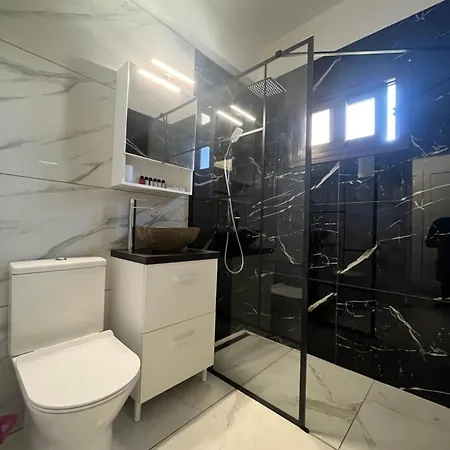 Serenityone - Centrally Located One Bedroom *