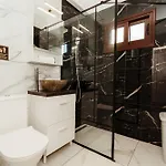 Serenityone - Centrally Located One Bedroom *