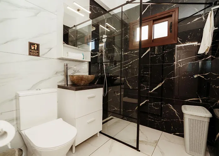 Serenityone - Centrally Located One Bedroom *